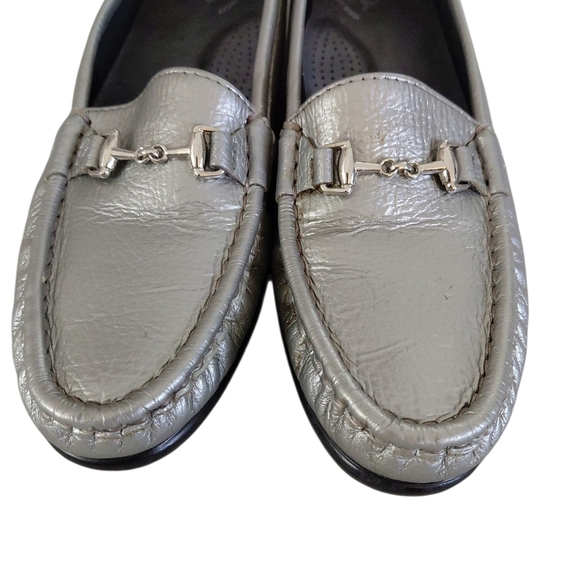 NEW SAS Metro Wonen's Tripad Comfort Leather Metallic Silver Penny Loafers 6.5 - Picture 3 of 11